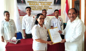 Berkas Tanda Terima Pendaftaran di Serahkan Ketua DPC Partai Gerindra SBD Antoneta Kura kepada Calon Bupati SBD Drs. Ndara Tanggu Kaha (Johan Sogara/Lintas Sumba)