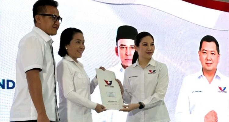 (Kanan) Ketua Desk Pilkada Partai Perindo Angela Tanoesoedibjo, secara simbolis menyerahkan kepada Calon Bupati dan Calon Wakil Bupati Sumba Barat Daya (Tengah) Ratu Wulla Talu dan (Kiri) Angga Kaka (@Ratu Wulla Talu/Facebook/Lintas Sumba)