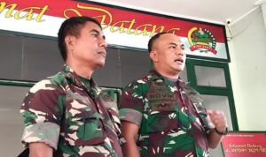 Dandim 1629/SBD Letkol Czi Novi Kurniawan (Kanan) didampingi Pasi Intel Kodim 1629/SBD, saat diwawancarai Pewarta SBD (Johan Sogara/Lintas Sumba)