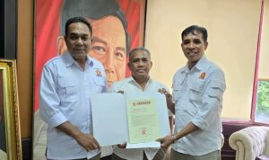 Fransiskus Marthin Adilalo dan Yeremia Tanggu (Paket Rakyat) bersama Ketua Bappilu Partai Gerindra SBD Adam Mone (TIM/Lintas Sumba)