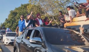 Paket Aman, Agustinus Tamo Mbapa dan SLD, dijemput pendukung dan keluarga (Johan Sogara/Lintas Sumba)