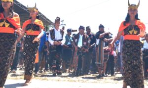 Paket Aman, Agustinus Tamo Mbapa dan Dr. Soleman Lende Dappa, mendaftar dengan resmi di KPU Kabupaten Sumba Barat Daya (Johan Sogara/Lintas Sumba)