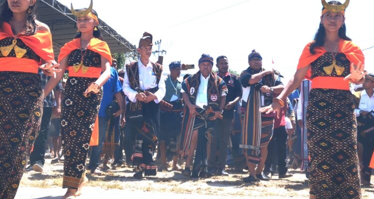 Paket Aman, Agustinus Tamo Mbapa dan Dr. Soleman Lende Dappa, mendaftar dengan resmi di KPU Kabupaten Sumba Barat Daya (Johan Sogara/Lintas Sumba)