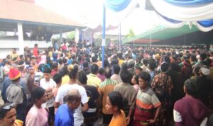 Tampak lautan massa dari halaman depan Rumah Mantan Bupati SBD Markus Dairo Talu. MDT saat itu memberikan pernyataan dukungan penuh kepada Ratu Angga (Johan Sogara/Lintas Sumba)