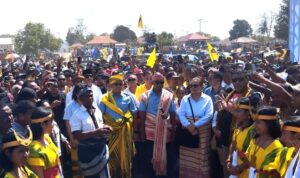 Calon Gubernur dan Wakil Gubernur Melki Laka Lena dan Johni Asadoma disambut dengan adat "oka", saat menghadiri deklarasi akbar Paket Rakyat di Galatama (Johan Sogara/Lintas Sumba)