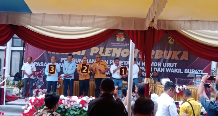 Pleno terbuka KPU Sumba Barat dalam rangka pengundian dan penetapan nomor urut pasangan calon (Johan Sogara/Lintas Sumba)