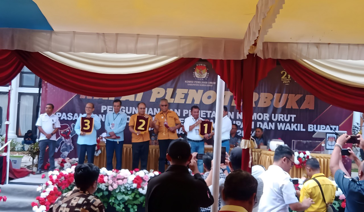 Pleno terbuka KPU Sumba Barat dalam rangka pengundian dan penetapan nomor urut pasangan calon (Johan Sogara/Lintas Sumba)