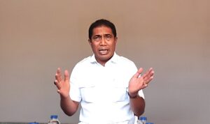 Aleks Rangga Pija, saat menjelaskan terkait arah dukungannya dalam Pilkada Sumba Barat Daya 2024 (Johan Sogara/Lintas Sumba)