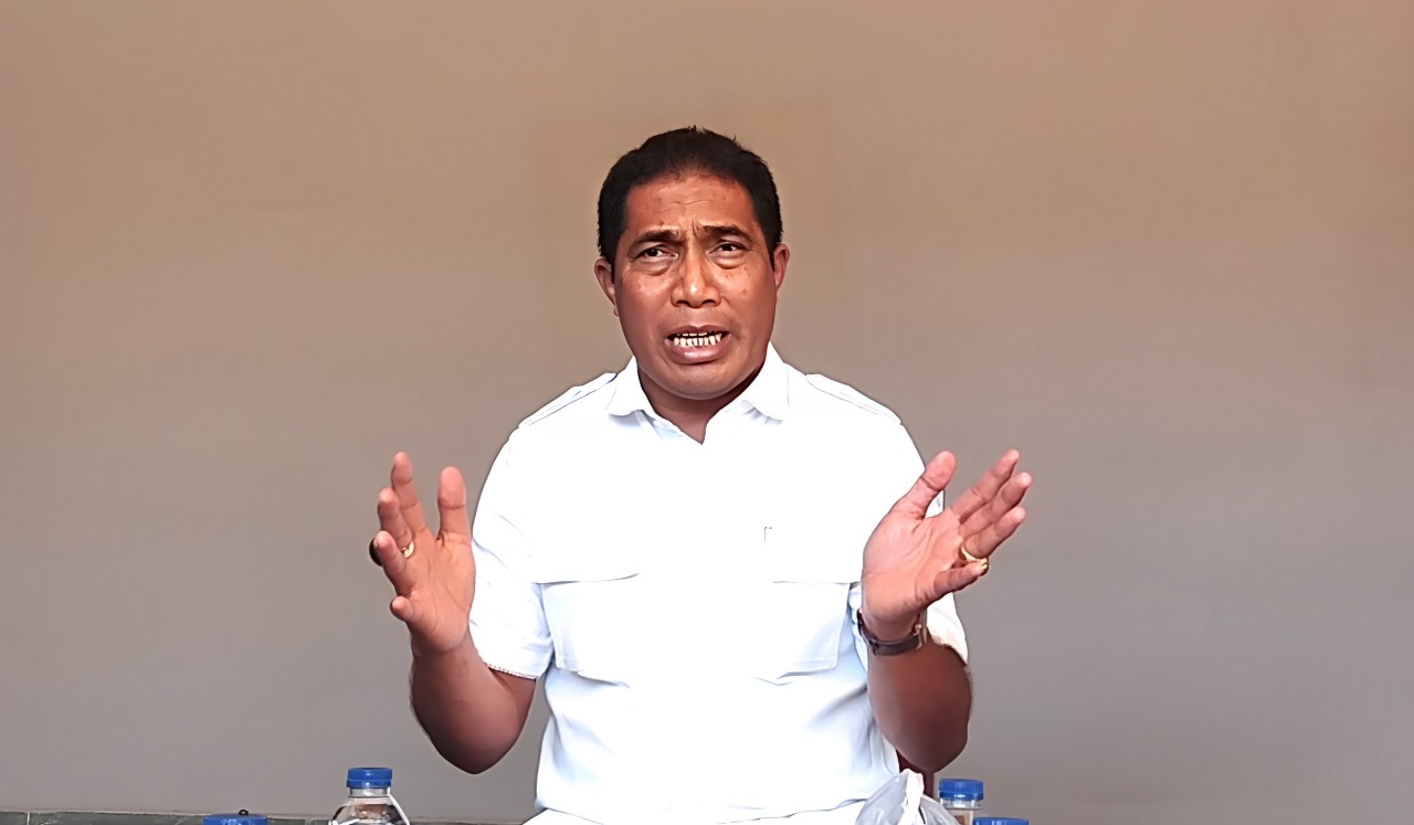 Aleks Rangga Pija, saat menjelaskan terkait arah dukungannya dalam Pilkada Sumba Barat Daya 2024 (Johan Sogara/Lintas Sumba)