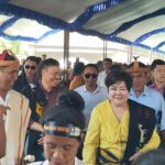 Dirut PT Bumi Indah bersama Paket Rakyat dan Koalisi Partai saat mendatangi kampung halaman Aleks Rangga Pija (Johan Sogara/Lintas Sumba)