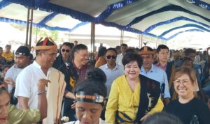 Dirut PT Bumi Indah bersama Paket Rakyat dan Koalisi Partai saat mendatangi kampung halaman Aleks Rangga Pija (Johan Sogara/Lintas Sumba)