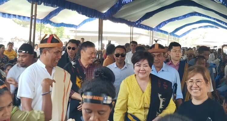 Dirut PT Bumi Indah bersama Paket Rakyat dan Koalisi Partai saat mendatangi kampung halaman Aleks Rangga Pija (Johan Sogara/Lintas Sumba)