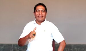 Aleks Rangga Pija, saat ditemui awak media di Kediamannya di Rada Mata, Kota Tambolaka (Johan Sogara/Lintas Sumba)