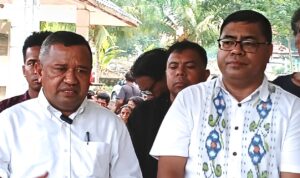 Calon Bupati dan Wakil Bupati Sumba Barat Daya Nomor Urut 03, Agustinus Tamo Mbapa dan Dr. Soleman Lende Dappa, Paket Aman, saat konferensi pers (TIM/Lintas Sumba)