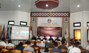 Pleno KPUD Sumba Barat Daya, terkait rekapitulasi hasil penghitungan perolehan suara dalam pemilihan gubernur dan wakil gubernur, bupati dan wakil bupati tingkat Kabupaten Sumba Barat Daya (Johan Sogara/Lintas Sumba)