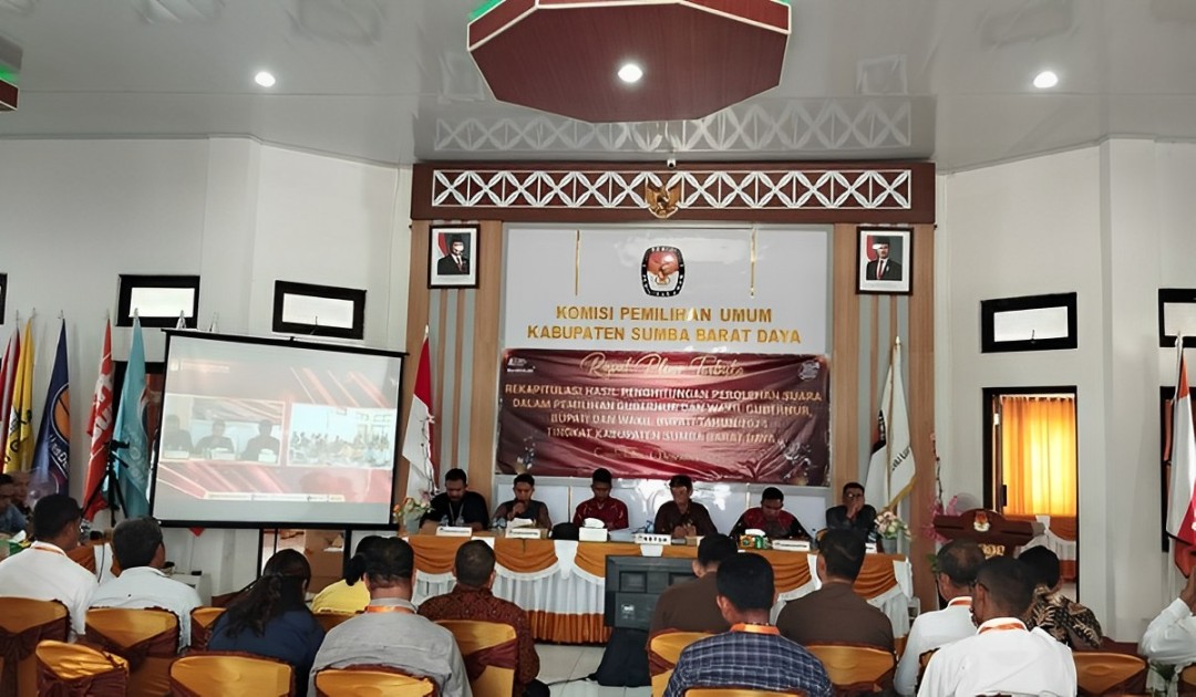 Pleno KPUD Sumba Barat Daya, terkait rekapitulasi hasil penghitungan perolehan suara dalam pemilihan gubernur dan wakil gubernur, bupati dan wakil bupati tingkat Kabupaten Sumba Barat Daya (Johan Sogara/Lintas Sumba)