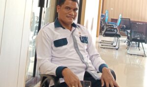 Wakil Ketua I DPRD SBD, Thomas Tanggu Dendo, saat di wawancarai Gongsumba.com (Rivon Lubil/Gongsumba.com)